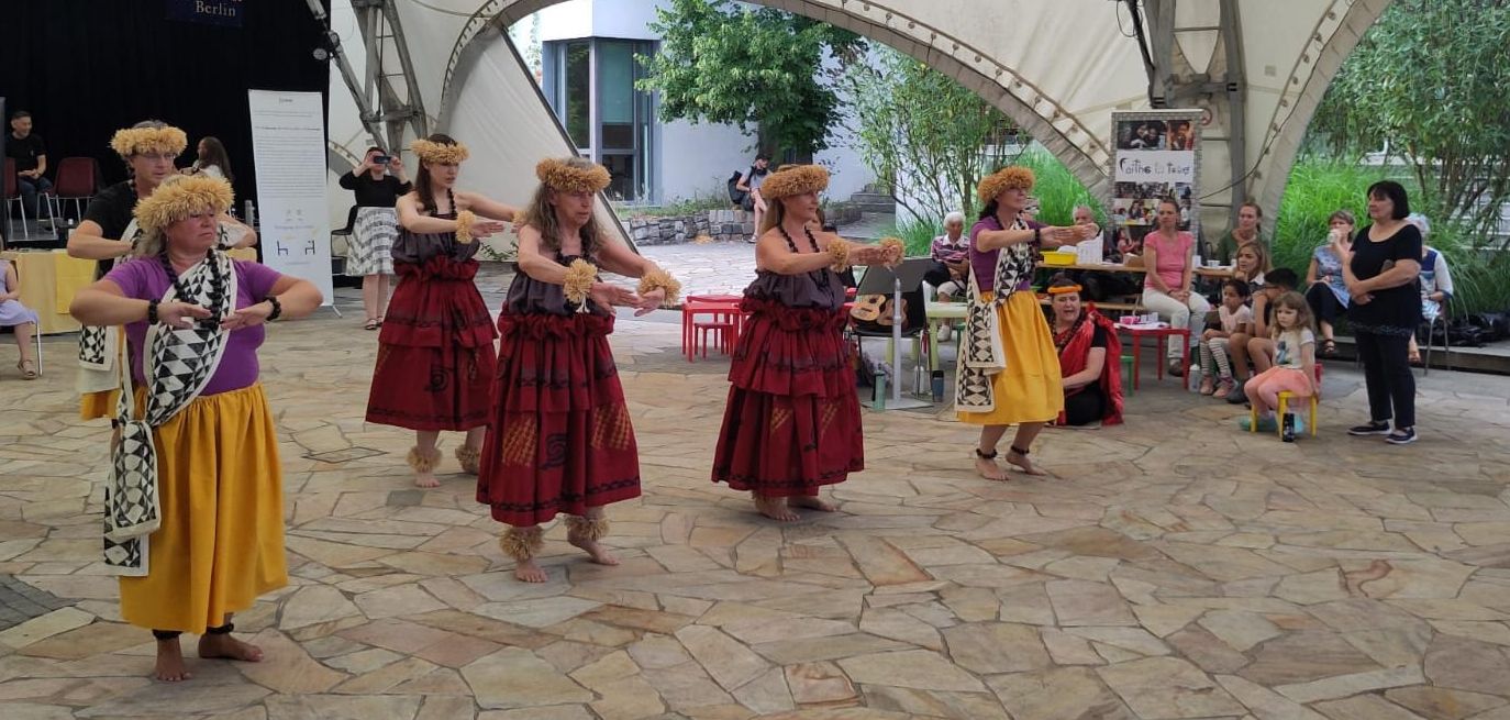 Vulkan Krater ,it Gesten deutlich gemacht - das Zuhause der Vulkangötting Pele auf der Insel Big Island. Auftritt Faiths in Tune Festival, Berlin 25 Vulkan Krater ,it Gesten deutlich gemacht - das Zuhause der Vulkangötting Pele auf der Insel Big Island. Auftritt Faiths in Tune Festival, Berlin 25
